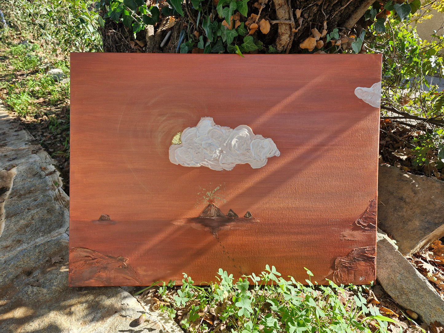 Œuvre Originale, Acrylique texturé et feuilles d'or sur toile .
Volcan en éruption dans un paysage terracotta