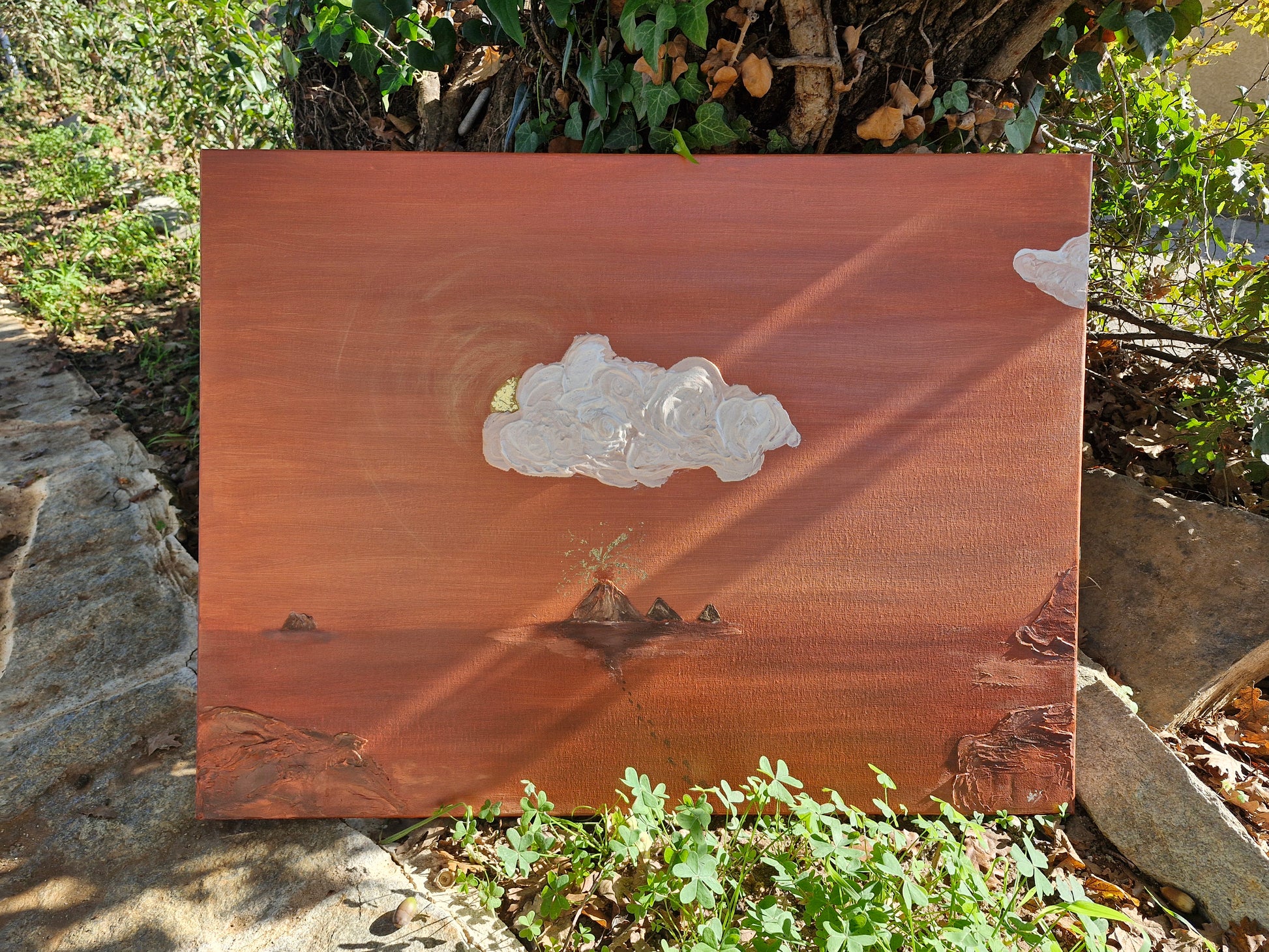 Œuvre Originale, Acrylique texturé et feuilles d'or sur toile .
Volcan en éruption dans un paysage terracotta