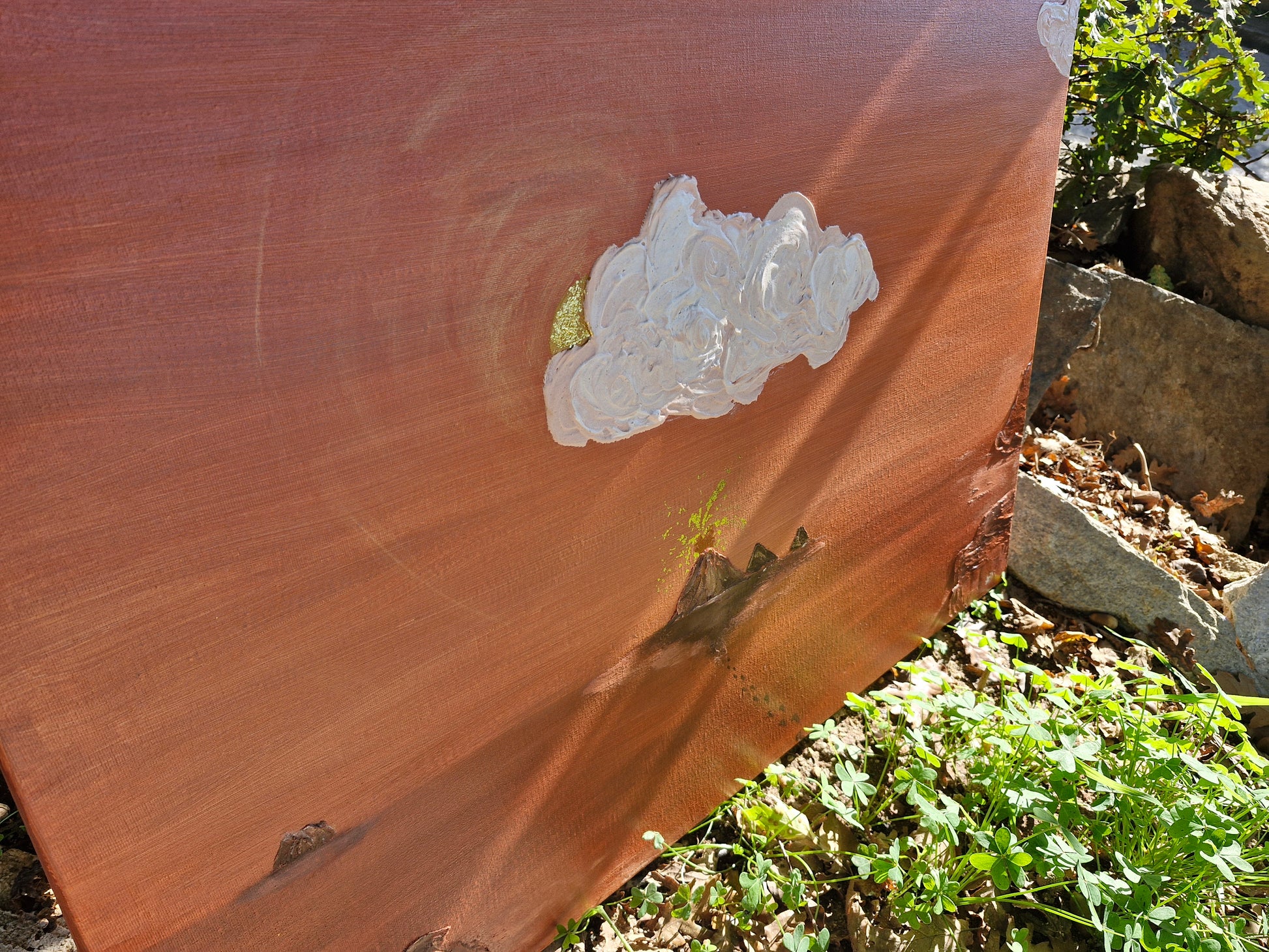 Œuvre Originale, Acrylique texturé et feuilles d'or sur toile .
Volcan en éruption dans un paysage terracotta